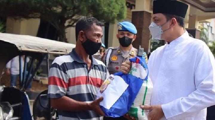 Kapolda Aceh Bagi Sembako, kepada Abang Becak dan Tukang Bersih di Banda Aceh