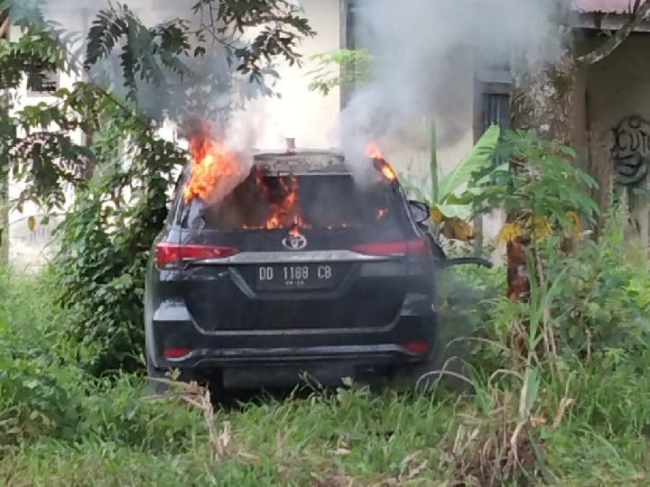 Tabrak Dua Orang Hingga Tewas, Mobil Fortuner Dibakar Massa
