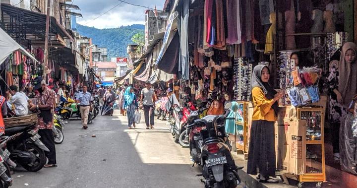 Jelang Lebaran, Pasar Kota Aceh Barat Daya Mulai Rame