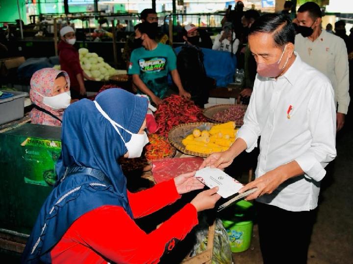 Blusukan ke Bogor, Presiden Jokowi Bagi-bagi Bansos ke Pedagang Pasar