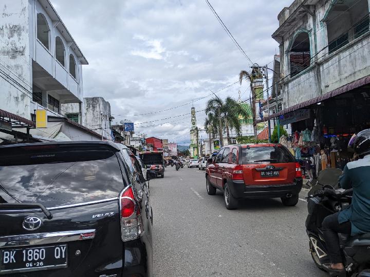 Mobil Parkir Sembarangan, Membuat Jalan di Pasar Blangpidie Abdya Sempit