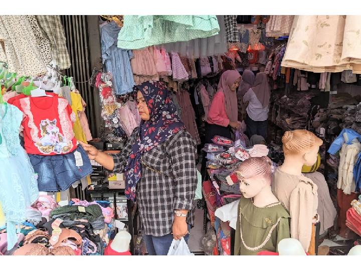 Jelang Lebaran, Emak-emak di Aceh Barat Daya Buru Pakaian Lebaran Anak