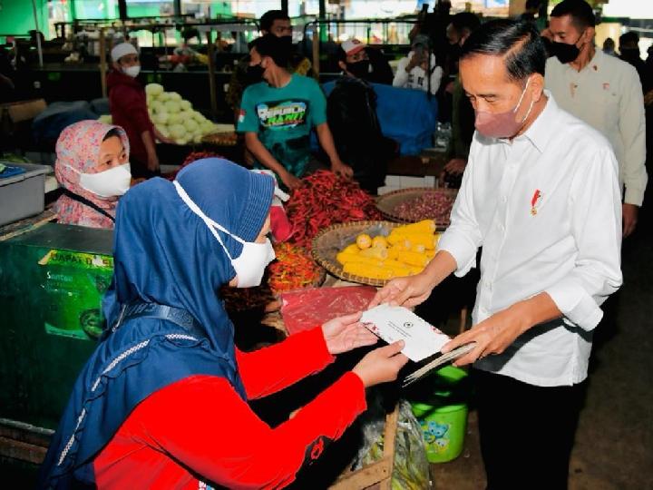 Kepada Penerima BLT Minyak Goreng, Jokowi: Jangan untuk Beli Pulsa