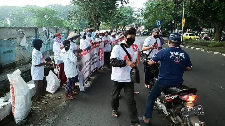 Sambut Kedatangan Jokowi Masyarakat Gresik Bentangkan Spanduk  Dukungan