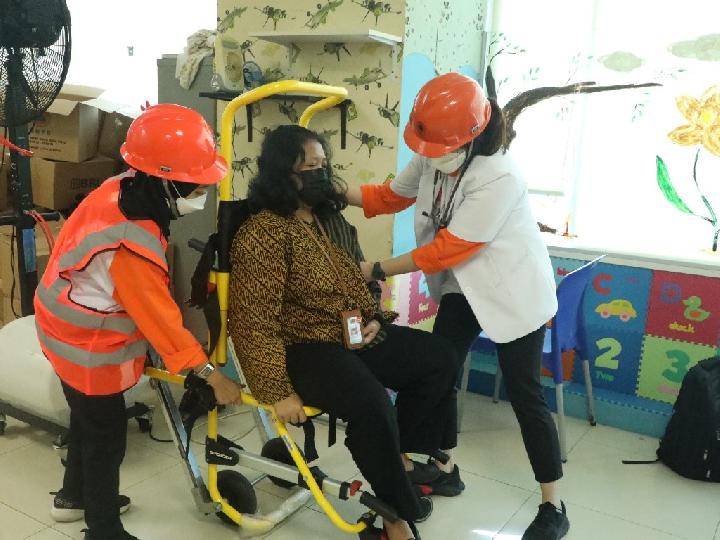 Sejumlah Petugas Evakuasi Pegawai Terjebak Lift dan Ibu Hamil di Graha BNPB