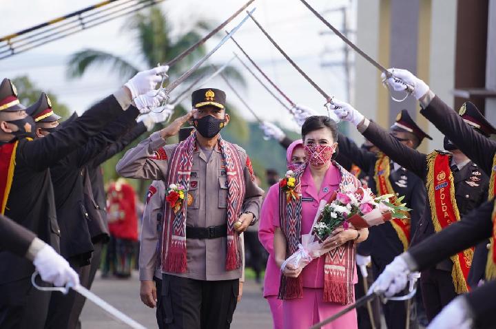 Pataka Siamasei Polda Sulbar Diserahkan ke Irjen Verdianto Iskandar Bitticaca