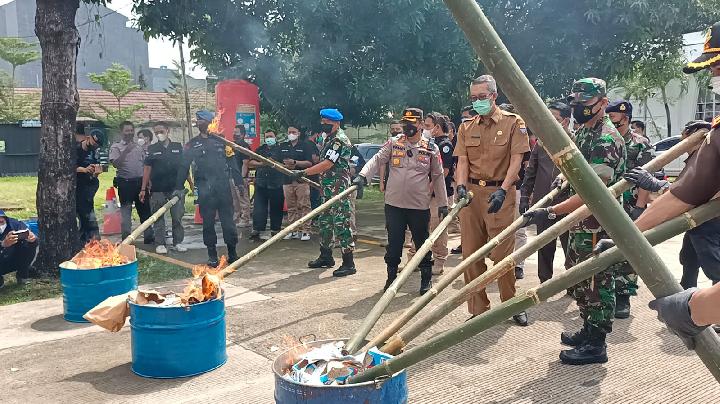 Jelang Lebaran Polres Ciko Musnahkan Barang Bukti Puluhan Ribu Botol Miras