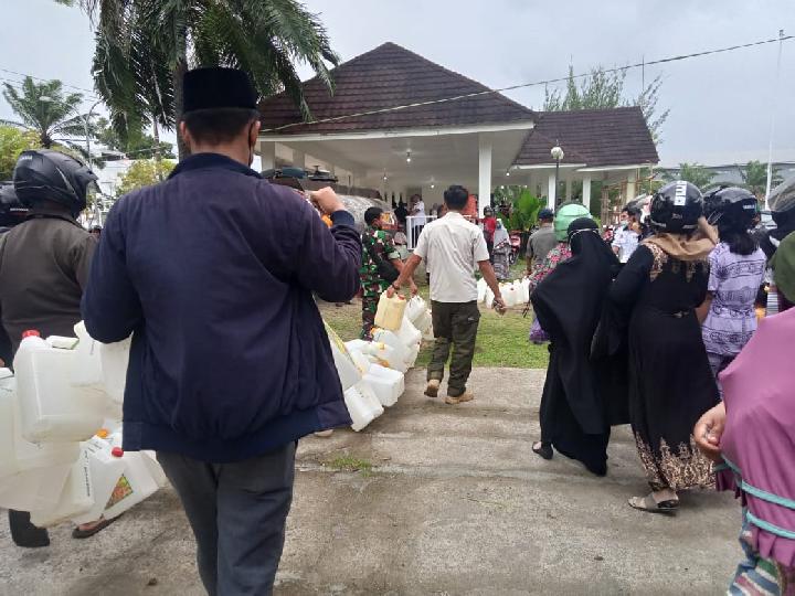 Ratusan Warga Mamuju Kembali Antre Beli Minyak Goreng Curah