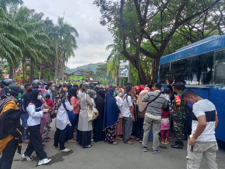 Derasnya Hujan Tak Menghalangi Warga Mamuju Menukar Uang di Kas Keliling BI