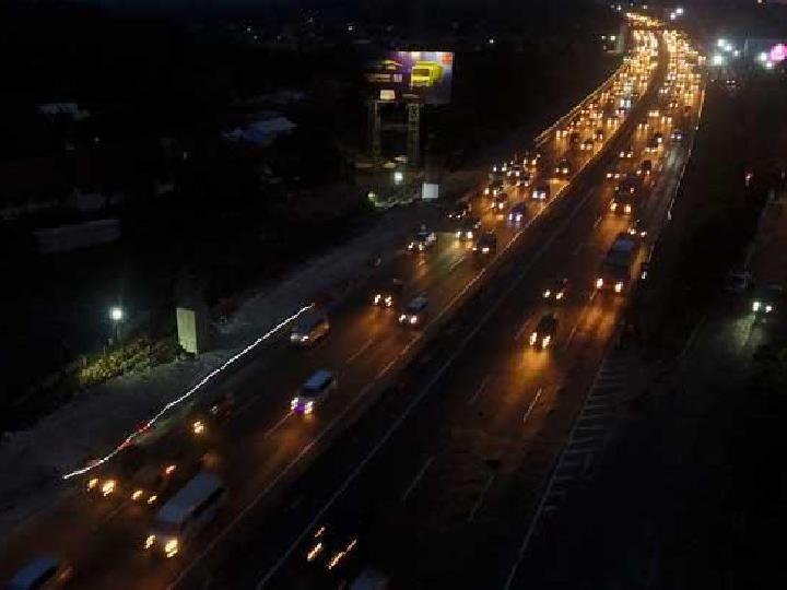 Lalu Lintas Padat, Polda Metro Berlakukan Contraflow di KM 47 Tol Japek