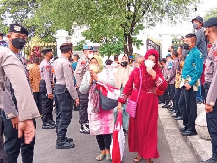 Jelang Lebaran, Presiden Jokowi Bagikan 5.000 Paket Sembako di Yogyakarta