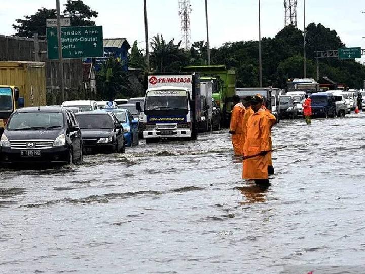 Banjir di Tol KM 8 Jakarta-Serpong Tembus 80 Cm, Sedan Tidak Bisa Melaju