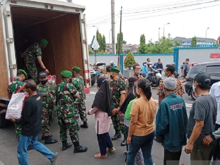 Jokowi Bagikan Paket Sembako, Ribuan Warga Yogyakarta Antre