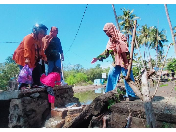 Sejumlah Fasilitas Objek Wisata Pantai Lombang-lombang Mamuju Rusak, Belum Ada Perbaikan