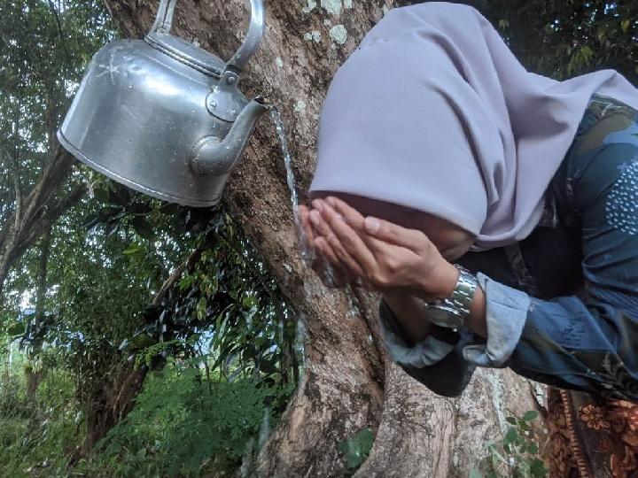 Cerita Anak Aceh, Menangis di Nisan Ibu Usai Salat Id
