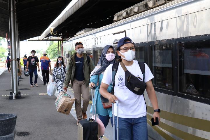 Hari Kedua Lebaran Penumpang Kereta Api dari Stasiun Cirebon Mulai Mengalami Peningkatan