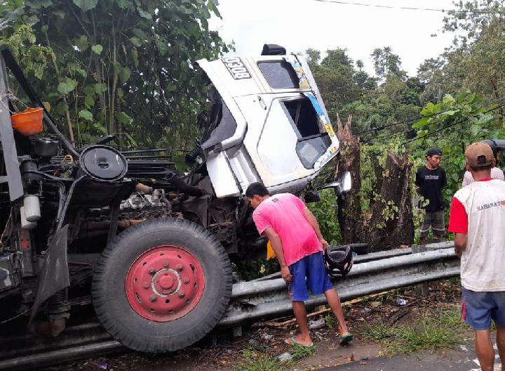 Truk Tronton di Mamuju Keluar Bahu Jalan Hantam Pohon, Sopir dan Kernet Dilarikan ke RS