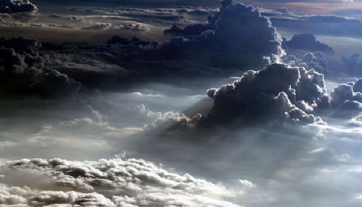 Waspada, Awan Cumulonimbus Berpotensi Berpengaruh Terhadap Penerbangan di Indonesia