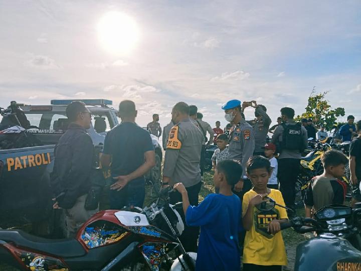 Aksi Balap Liar di Pantai Kombiling Mateng, Dibubarkan Polisi