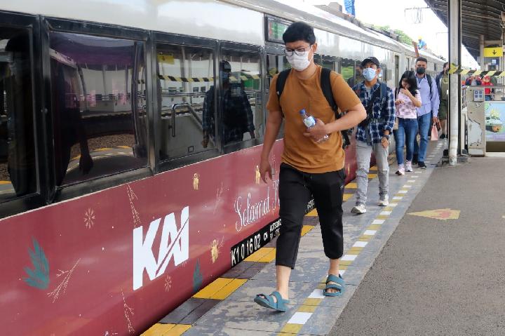 KAI Tetap Wajibkan Penumpang Pakai Masker di Stasiun dan Kereta