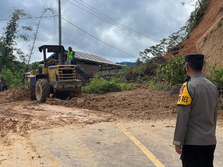 Tanah Longsor Menutup Akses Poros Mamasa-Polman Sulawesi Barat