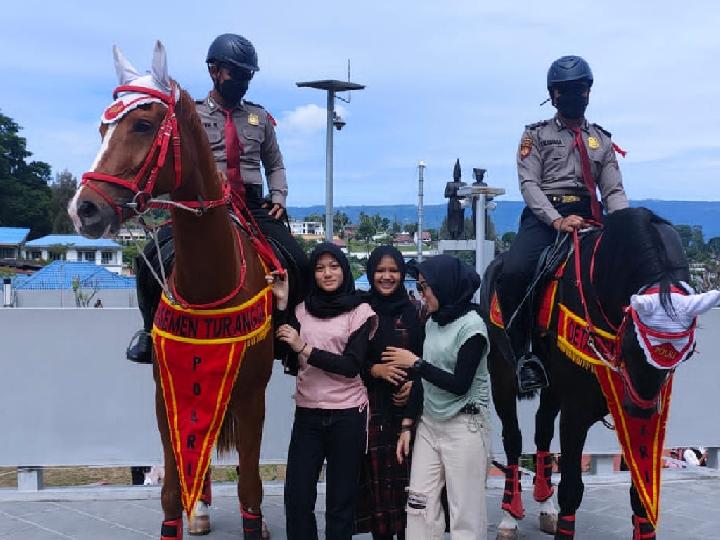 Polisi Berkuda Kawal Pengunjung Wisata di Parapat Danau Toba