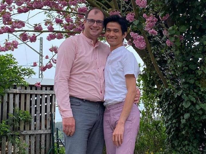 Dihujat Netizen, Pasangan Gay Ragil Mahardika dan Frederik Vollert Buka Suara