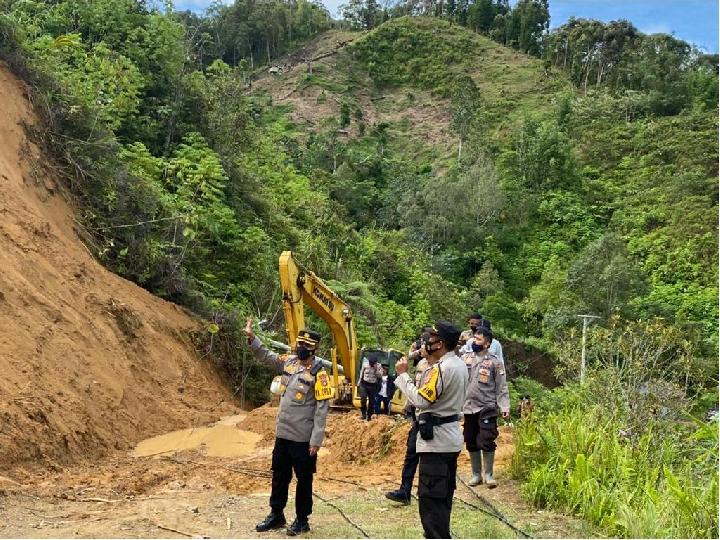 Tanah Longsor Menutup Akses Jalan di Mambi Mamasa