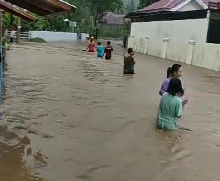 Hujan Deras Mengguyur Mamuju Membuat Air Sungai Salulayang Meluap