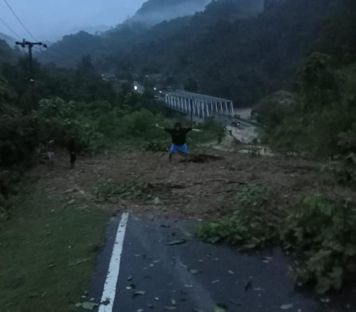 Akibat Tanah Longsor, Jalan Poros Mamuju-Mamasa Tak Bisa Dilalui