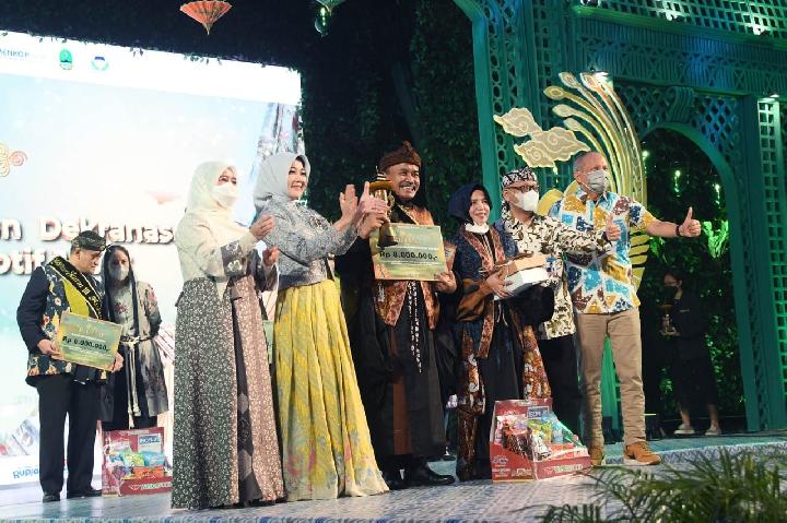 Penampilan Fashion Show Motif Batik Daur Ulang Tutup KKJ dan PKJB 2022