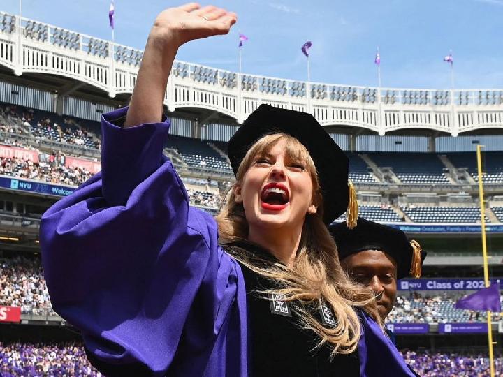 Taylor Swift Raih Gelar Doktor Bidang Seni dari New York University