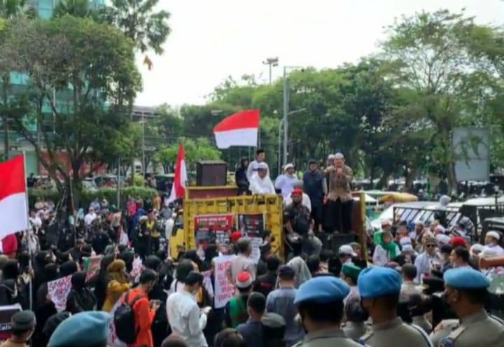 Bela UAS, Umat Islam Kepung Konjen Singapura di Medan