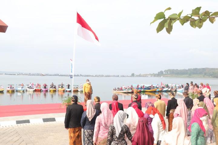 Atraksi Terbang Gantole dan Perahu Wisata Warnai Upacara Hari Jadi ke-281 Wonogiri