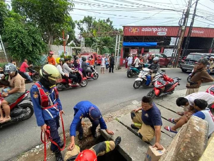 Tepergok Curi Handphone Warga Cijantung, Maling Selamatkan Diri Masuk Gorong-gorong