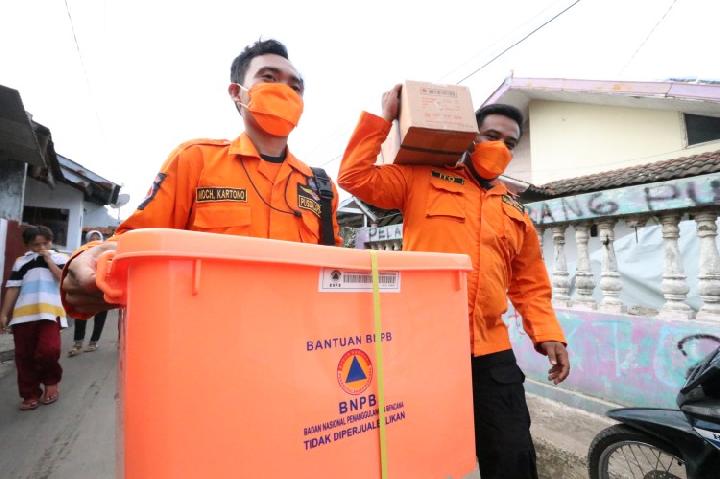 BPBD Kota Cirebon Salurkan Bantuan ke Korban Banjir Rob di Kesunean