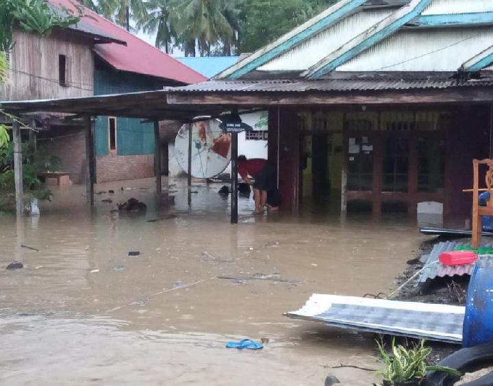 Enam Rumah Roboh Akibat Luapan Air Sungai Deking Majene