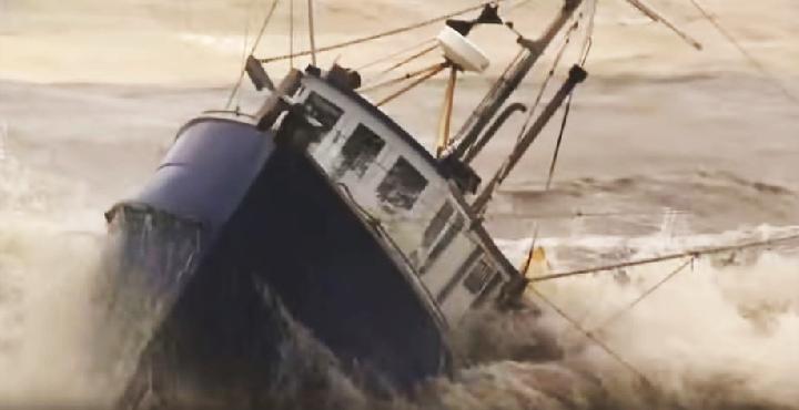Kapal Penangkap Ikan Dihantam Ombak di Barru, 11 AKB Berhasil Dievakuasi