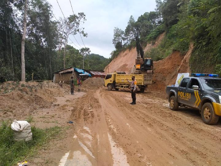 Jalan Poros Mamasa-Mamuju Kembali Bisa Dilalui Kendaraan