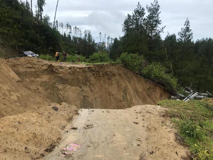 Longsor di Simbuang Toraja, Menyebabkan Jalan yang Dilintasi Warga Terputus