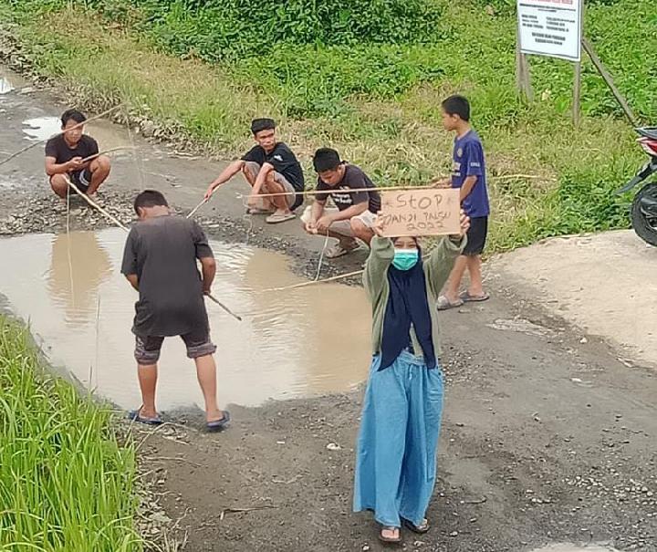 Mancing di Kubangan Air, Bentuk Protes Warga Mamuju Terhadap Pemerintah