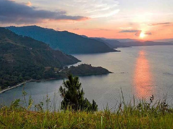 Menanti Ritus Bebunyian dan Golden Sunset di Bukit Singgolom Toba