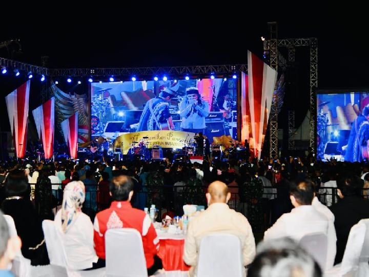 Malam Terakhir di Ende, Jokowi Nikmati Konser Slank dan Kla Project