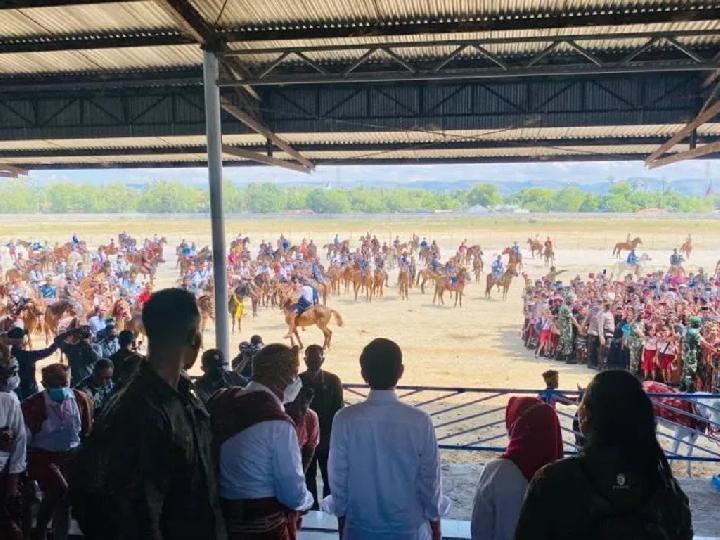 Presiden Jokowi dan Ibu Negara Nonton Pacuan Kuda di NTT