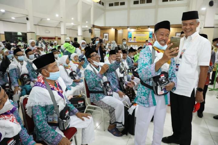 Lepas Jemaah Haji, Ganjar Terharu Kisah Penjual Pecel Asal Pati