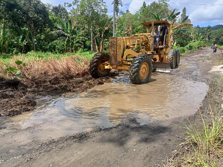 Sempat Ditempati Mancing, Jalan Rusak di Mamuju Akhirnya Diperbaiki