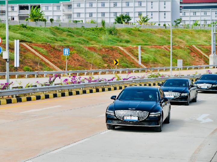 Presiden Jokowi Jajal Mobil Listrik yang Akan Dipakai Pemimpin Negara G20