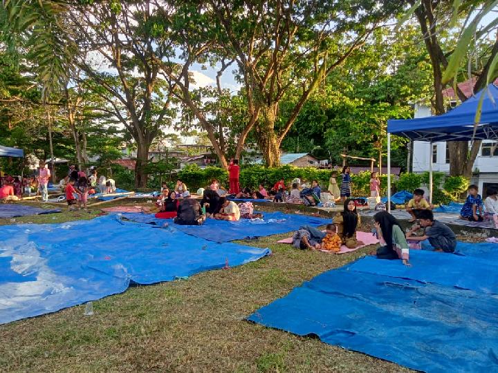 Ribuan Warga Mengungsi di Stadion Manakarra Mamuju, Butuh Tenda dan Bahan Pokok