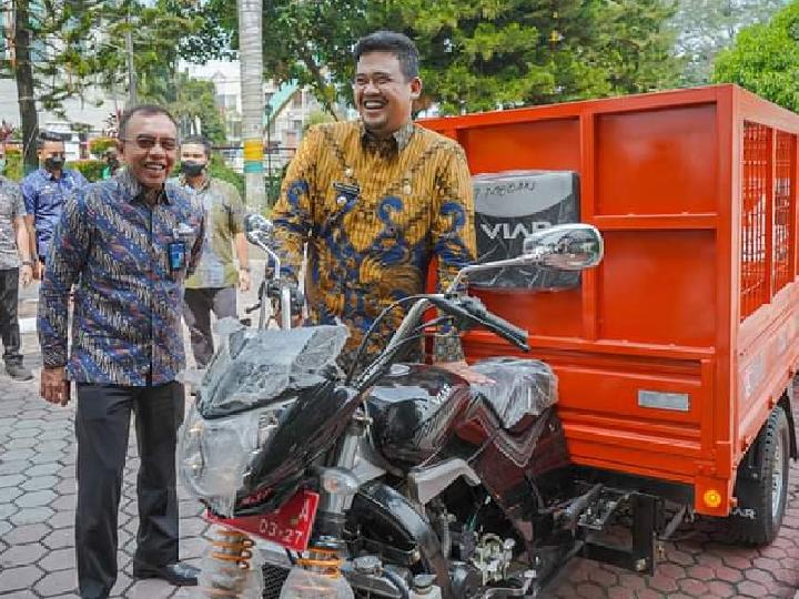 Tawa Bobby Saat Terima Becak dari BNI Kanwil Medan