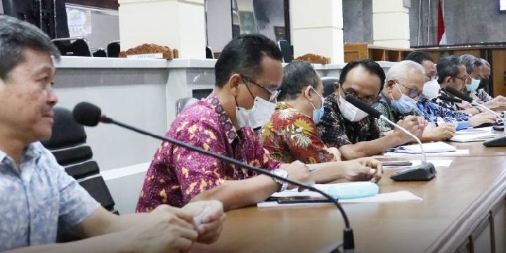 Komisi II DPRD Kota Cirebon Raker dengan PAM Tirta Giri Nata Bahas Evaluasi Pelayanan